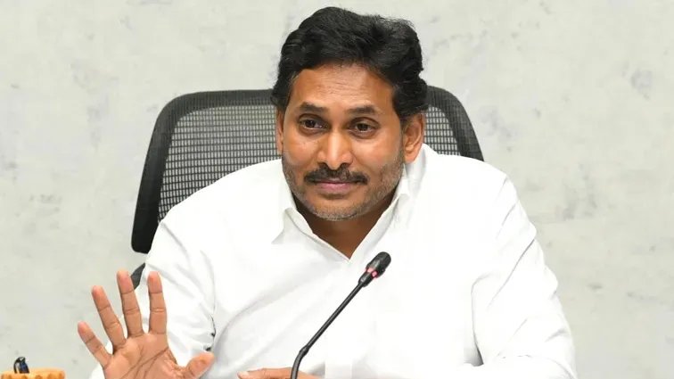 Telugufeedsite's tweet photo. బ్రేకింగ్

నేడు విజయవాడలో వైఎస్ జగన్ పర్యటన

సాయంత్రం ద‌ళిత యువ‌కుడు పేరపోగు క్రాంతి కుమార్ కుటుంబాన్ని పరామర్శించనున్న జగన్

కృష్ణ‌లంక మాజీ సీఐ నాగరాజు వేధింపులతో ఇటీవ‌ల‌ ఆత్మహత్య చేసుకున్న క్రాంతికుమార్

త‌న చావుకు కార‌ణం సీఐ నాగ‌రాజు కార‌ణ‌మ‌ని సెల్ఫీ వీడియో తీసుకొని మ‌రీ ఆత్మ‌హ‌త్య