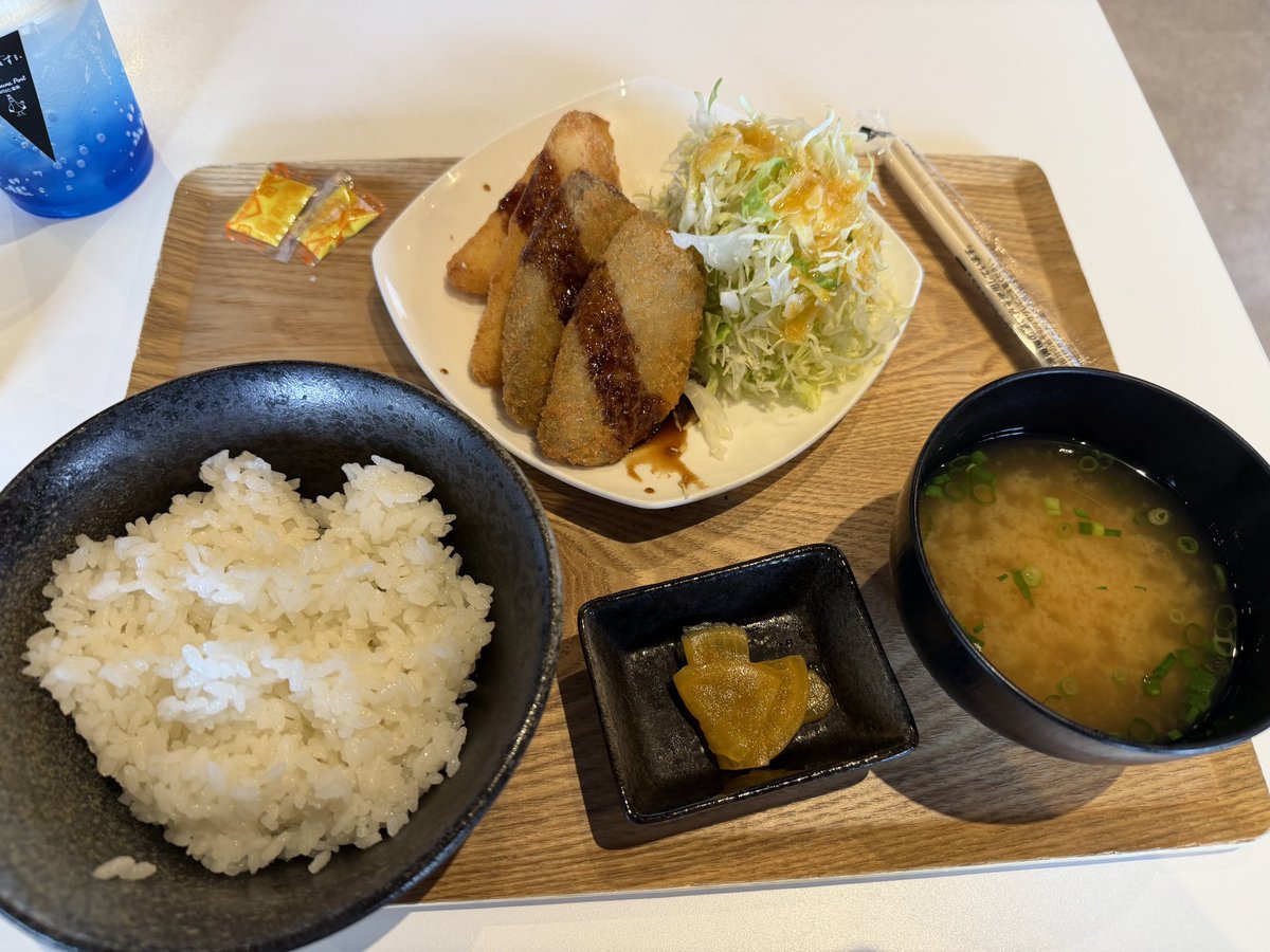 mippeiyouki's tweet photo. 用宗みなと温泉 アオサギ食堂 はんぺんフライ定食(850円) ナオ&amp;素直のソーダフロート(750円)

特典のタオルとついでにスタンプラリーの景品ももらった https://t.co/6x17jIWu0z