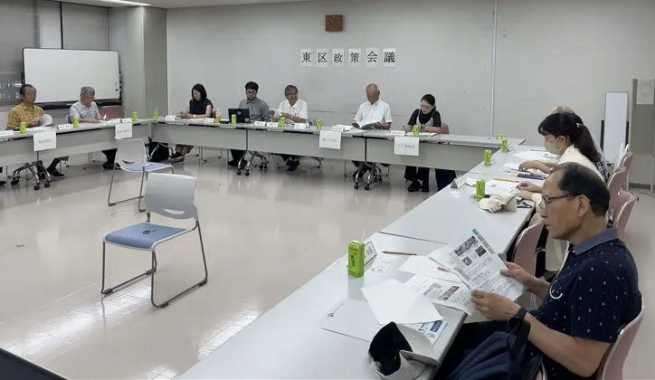 team_higashi's tweet photo. 昨日、令和8年度第1回東区政策会議を開催しました。

「堺市東区まちが好き！ひとが好き！ビジョン」の周知状況や、今年度の取組について、ご議論いただきました。

今後も区民の皆様と行政が連携し、取組を進めます💪

ビジョンの詳細は⬇️
https://t.co/F6aN6ghFdc https://t.co/oScQucG9KA