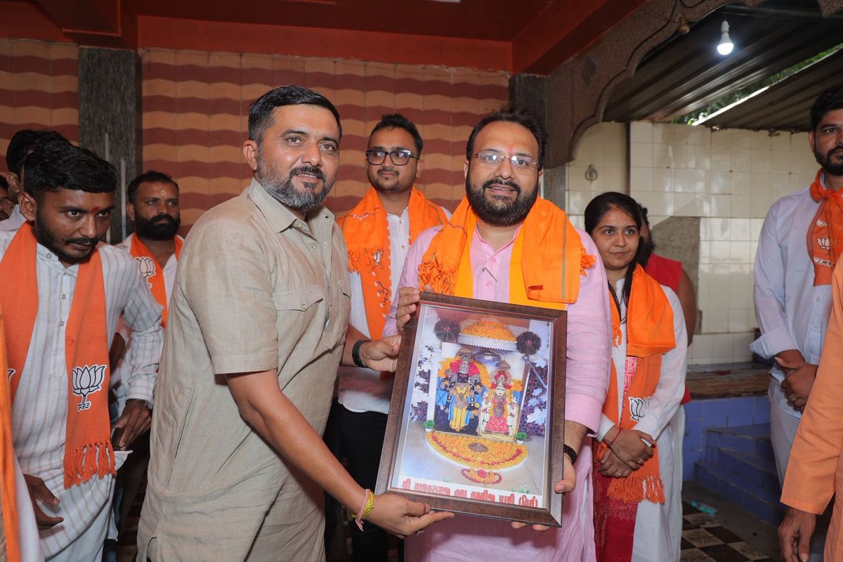 BJYM4Gujarat's tweet photo. 🪷 સંગઠનાત્મક પ્રવાસ - ગીર સોમનાથ 🪷

ગીર સોમનાથ જિલ્લાના સુપ્રસિદ્ધ પવિત્ર યાત્રાધામ એવા પ્રાચી તીર્થ ખાતે બિરાજમાન શ્રી માધવરાયજી ભગવાનના યુવા મોરચા પ્રદેશ અધ્યક્ષશ્રી @drhemangjoshimp એ પાવન દર્શન કરી મંદિર પરિસરમાં પૂજ્ય સંતશ્રીના આશીર્વાદ પ્રાપ્ત કરી ધર્મ, સંસ્કૃતિ અને https://t.co/hFy2tWxvku