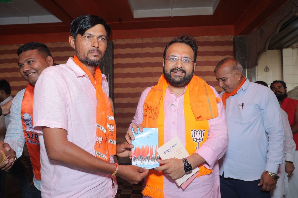 BJYM4Gujarat's tweet photo. 🪷 સંગઠનાત્મક પ્રવાસ - ગીર સોમનાથ 🪷

ગીર સોમનાથ જિલ્લાના સુપ્રસિદ્ધ પવિત્ર યાત્રાધામ એવા પ્રાચી તીર્થ ખાતે બિરાજમાન શ્રી માધવરાયજી ભગવાનના યુવા મોરચા પ્રદેશ અધ્યક્ષશ્રી @drhemangjoshimp એ પાવન દર્શન કરી મંદિર પરિસરમાં પૂજ્ય સંતશ્રીના આશીર્વાદ પ્રાપ્ત કરી ધર્મ, સંસ્કૃતિ અને https://t.co/hFy2tWxvku