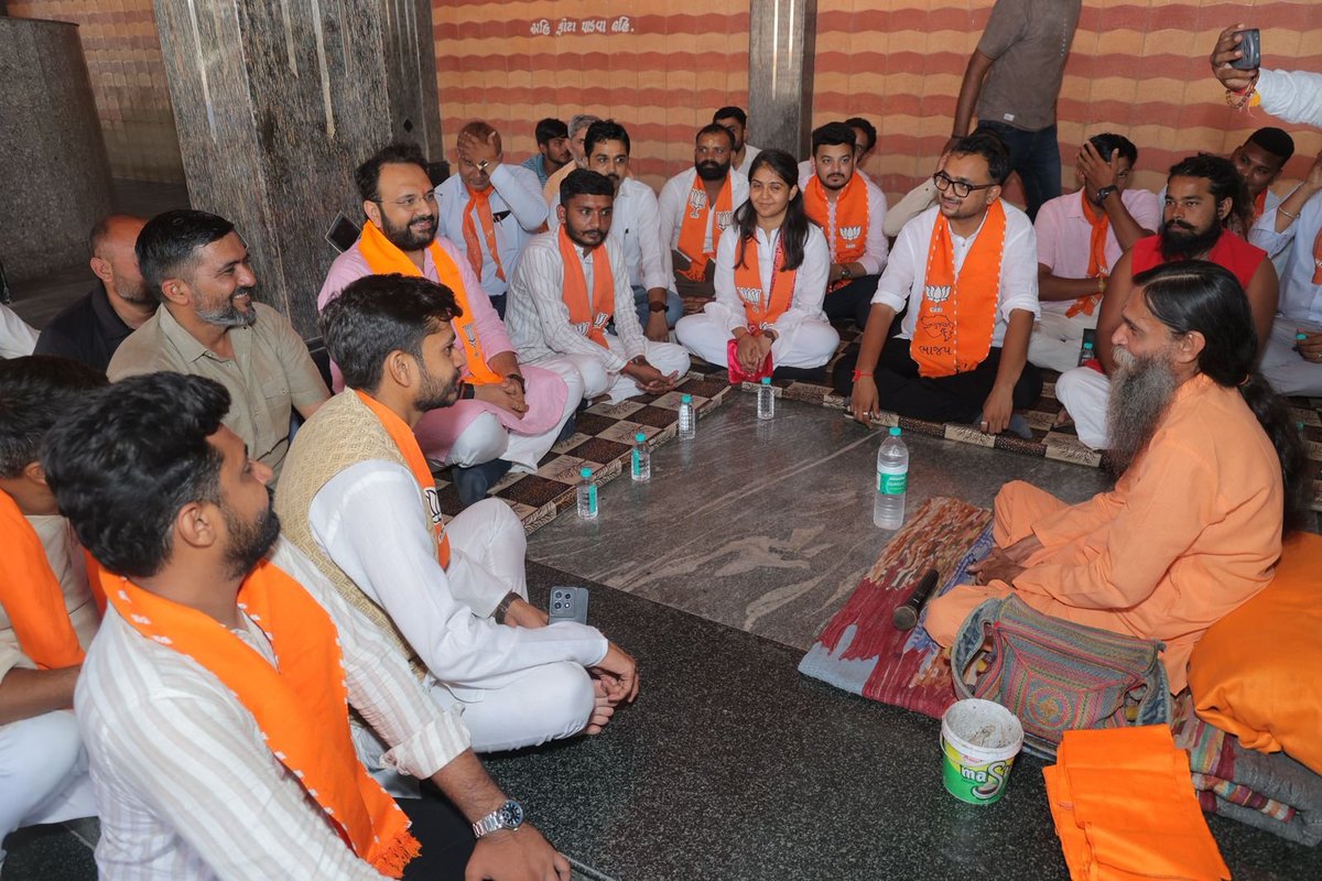 BJYM4Gujarat's tweet photo. 🪷 સંગઠનાત્મક પ્રવાસ - ગીર સોમનાથ 🪷

ગીર સોમનાથ જિલ્લાના સુપ્રસિદ્ધ પવિત્ર યાત્રાધામ એવા પ્રાચી તીર્થ ખાતે બિરાજમાન શ્રી માધવરાયજી ભગવાનના યુવા મોરચા પ્રદેશ અધ્યક્ષશ્રી @drhemangjoshimp એ પાવન દર્શન કરી મંદિર પરિસરમાં પૂજ્ય સંતશ્રીના આશીર્વાદ પ્રાપ્ત કરી ધર્મ, સંસ્કૃતિ અને https://t.co/hFy2tWxvku