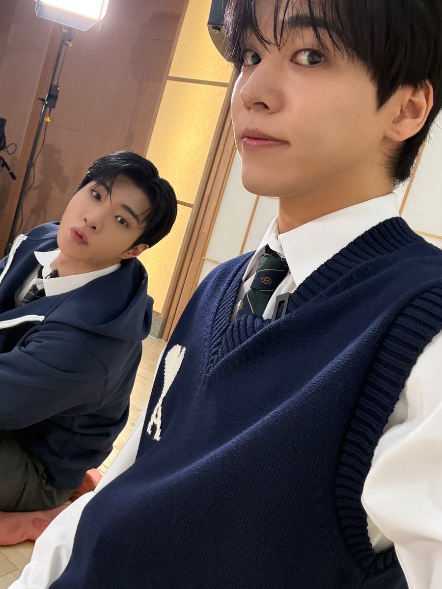 ONF_members's tweet photo. [#유토 #YUTO]
 와이츄🖤💙📚✏️ https://t.co/nSoG6ArPJS