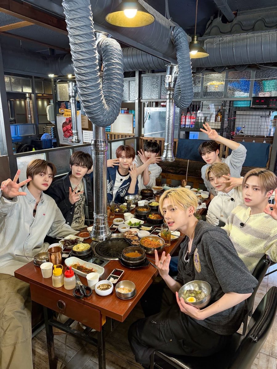 gonujaksel's tweet photo. kangen😭kalian😭berdelapan😭banget😭pls😭cepet😭lengkap😭lagi😭 https://t.co/UQyqGagCGQ