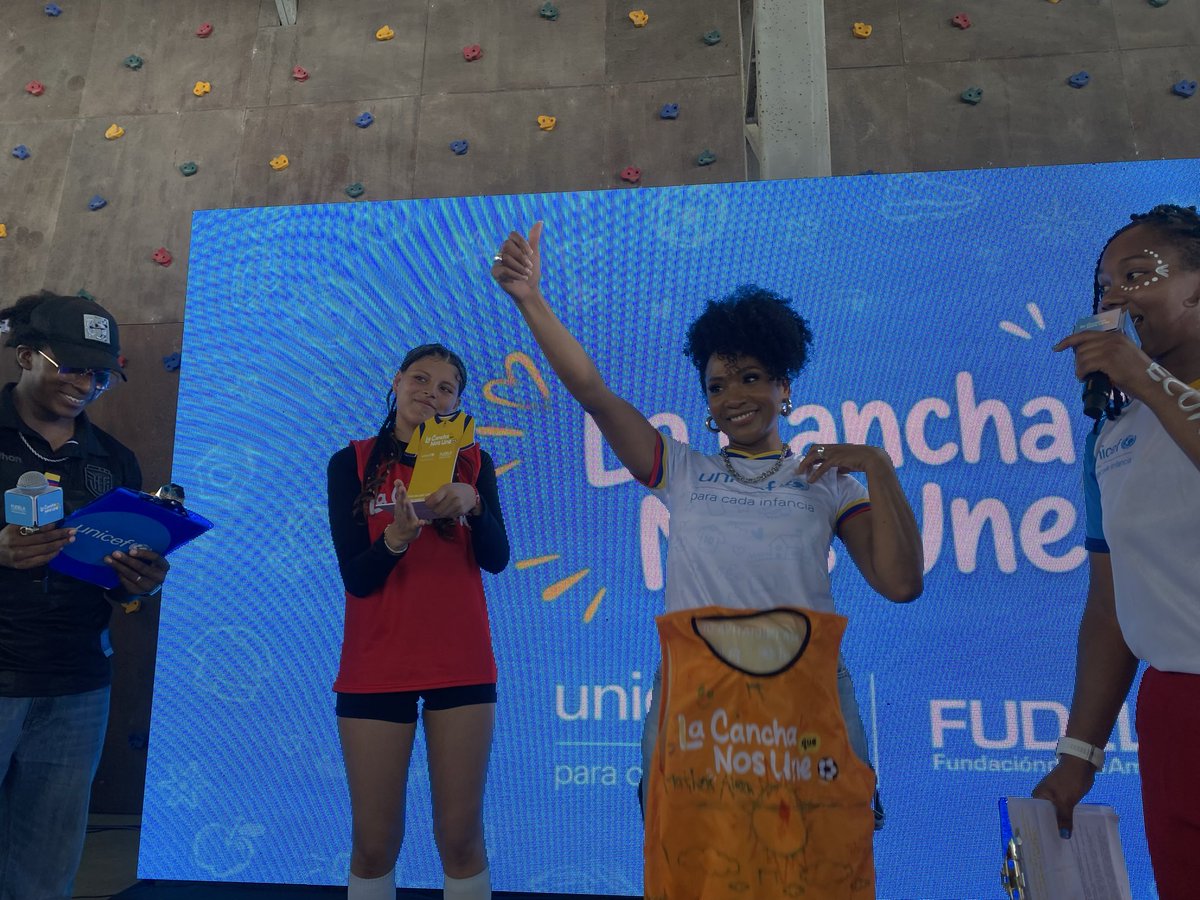 MujeresAsfalto's tweet photo. La prioridad siempre serán las infancias. 💙⚽

Hoy, en #Esmeraldas, participamos con enorme alegría en La Cancha que Nos Une, gracias a la invitación de UNICEF @unicefecuador en el Complejo Deportivo de San Rafael.
 #Esmeraldas #MarimbaDeAgua #CulturaViva #LaDignaNegrura https://t.co/Wi8Bxachw0
