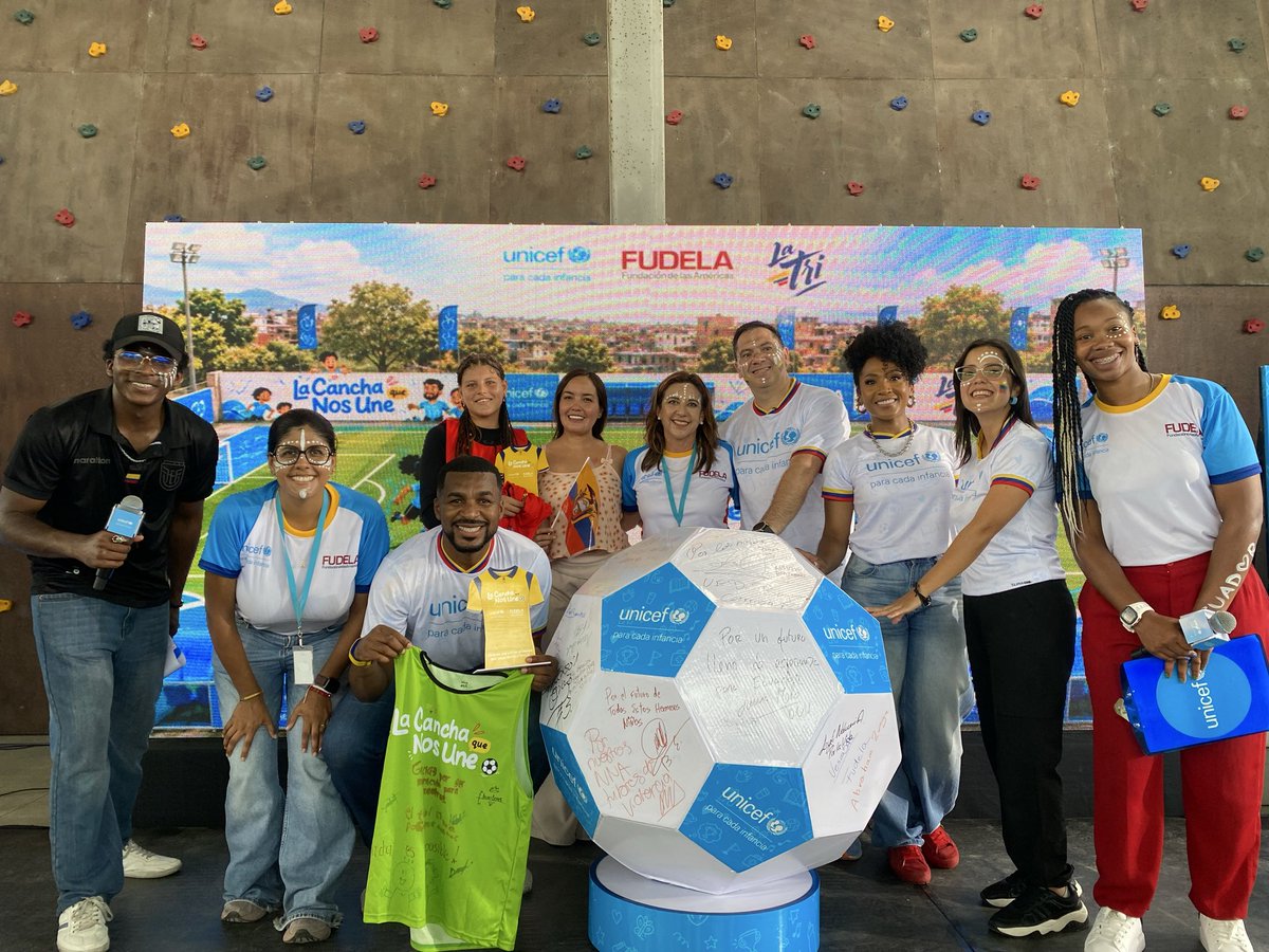 MujeresAsfalto's tweet photo. La prioridad siempre serán las infancias. 💙⚽

Hoy, en #Esmeraldas, participamos con enorme alegría en La Cancha que Nos Une, gracias a la invitación de UNICEF @unicefecuador en el Complejo Deportivo de San Rafael.
 #Esmeraldas #MarimbaDeAgua #CulturaViva #LaDignaNegrura https://t.co/Wi8Bxachw0