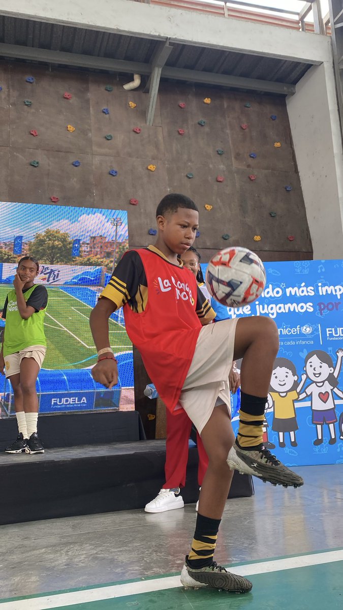 MujeresAsfalto's tweet photo. La prioridad siempre serán las infancias. 💙⚽

Hoy, en #Esmeraldas, participamos con enorme alegría en La Cancha que Nos Une, gracias a la invitación de UNICEF @unicefecuador en el Complejo Deportivo de San Rafael.
 #Esmeraldas #MarimbaDeAgua #CulturaViva #LaDignaNegrura https://t.co/Wi8Bxachw0