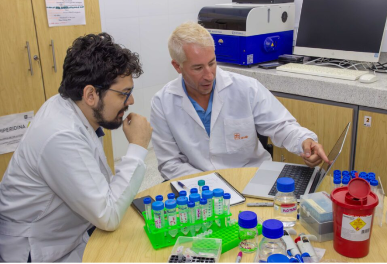 redmutis's tweet photo. Docente de la Universidad de California refuerza investigación en la UNAB. 
https://t.co/8BlEQPaeeg https://t.co/7elDOrXymZ