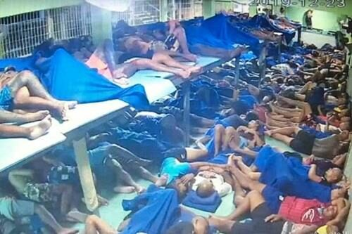 SundayBoyInvest's tweet photo. สารภาพเลยนะ คือตอนเด็กเราดู Prison Break เราเข้าใจว่าคุกทั้งโลกก็หน้าตาแบบนั้นแหละ มีห้องส่วนตัวให้ มี roommate คนนึงไรงี้ พอรู้ว่าคุกไทยหน้าตาแบบในรูปนี่สยองฉิบหายเลย เคยฟังสัมภาษณ์เค้าบอกพลิกตัวยังไม่ได้อะ ถ้าจะติดคุกติดเมืองนอกโลด อย่ามาติดแถว ๆ SEA ไทย เวียดนาม ฟิลิปินส์ ไม่ได้เลย