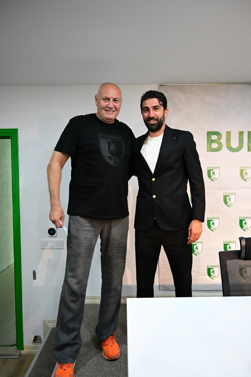 ErtanTibet's tweet photo. Bodrum fk da Burhan hocam 2 senelik sözleşme imzaladı tören sonrası bol sohbet ettik 
@Bodrumspor_AS #bodrum
#futbol #antrenör #yenisezon https://t.co/j6N6LCFwES
