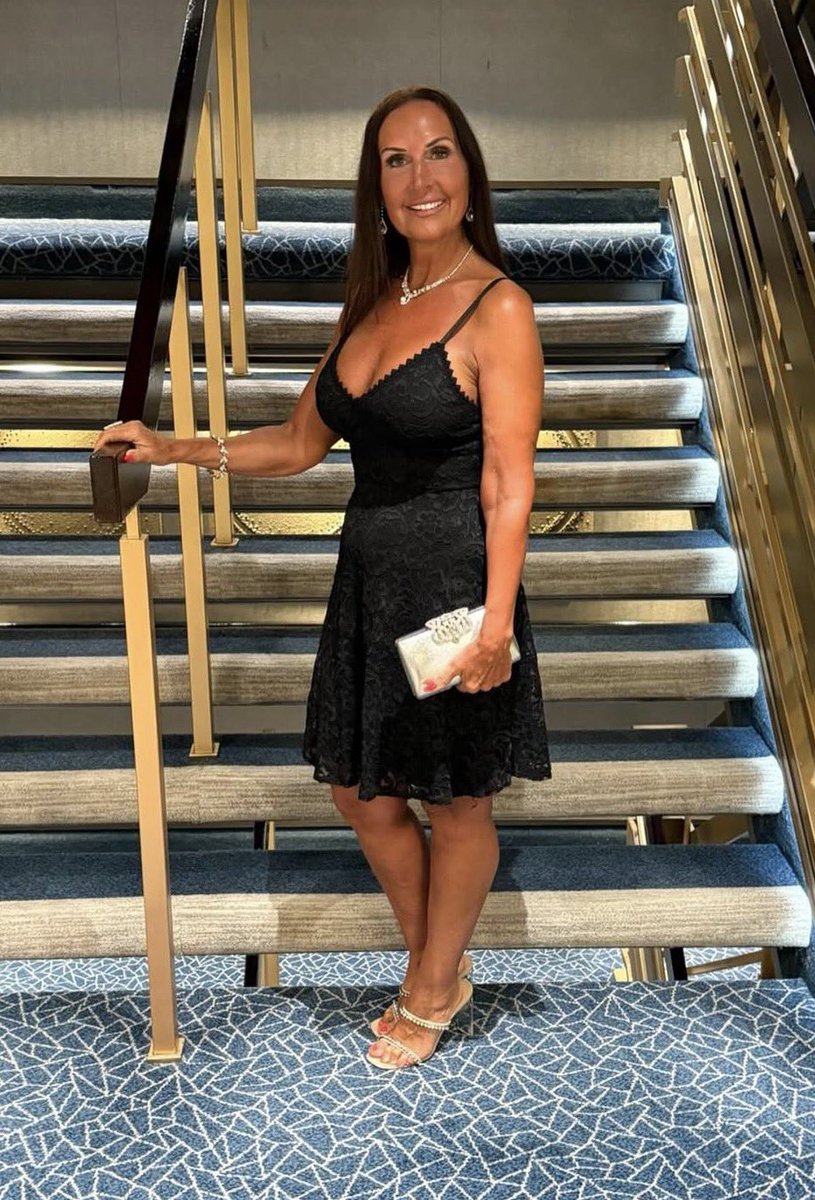 MilkyWayRanch's tweet photo. My friends auntie Sharon has always been a stunner and never afraid to show off her milkers to the guys 😂🤤🍼🍼 https://t.co/cSzrNdjM4N