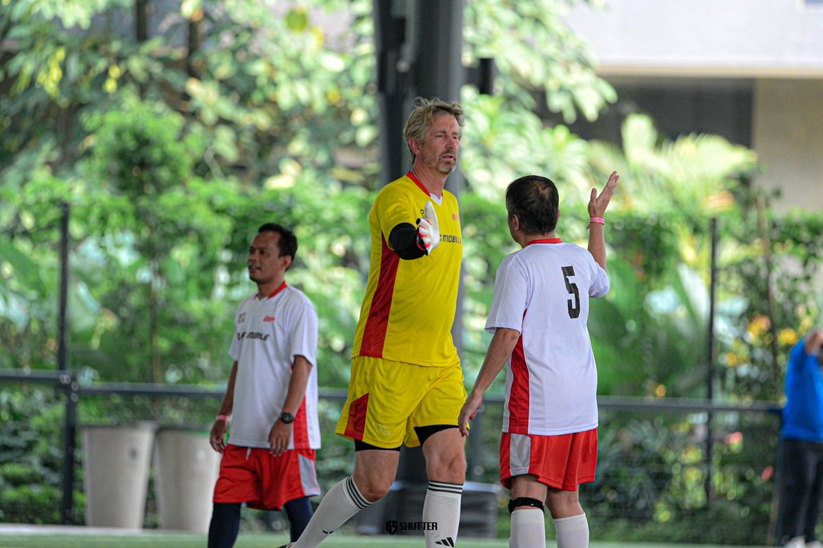 4rn4n's tweet photo. Sama sekali nggak pernah mimpi bisa main bola dalam 1 tim bareng @vdsar1970 ๐ซ
Biasanya kipernya dari teman komunitas & alumni SMA. Hari Minggu lalu kipernya legenda & idola sebagai fans @OnsOranje ๐งก
Thank you for the fun match, @vdsar1970 ๐ฅ๐
#EdwinVanDerSar #VanDerSar #VDS https://t.co/SGl9oaq2df