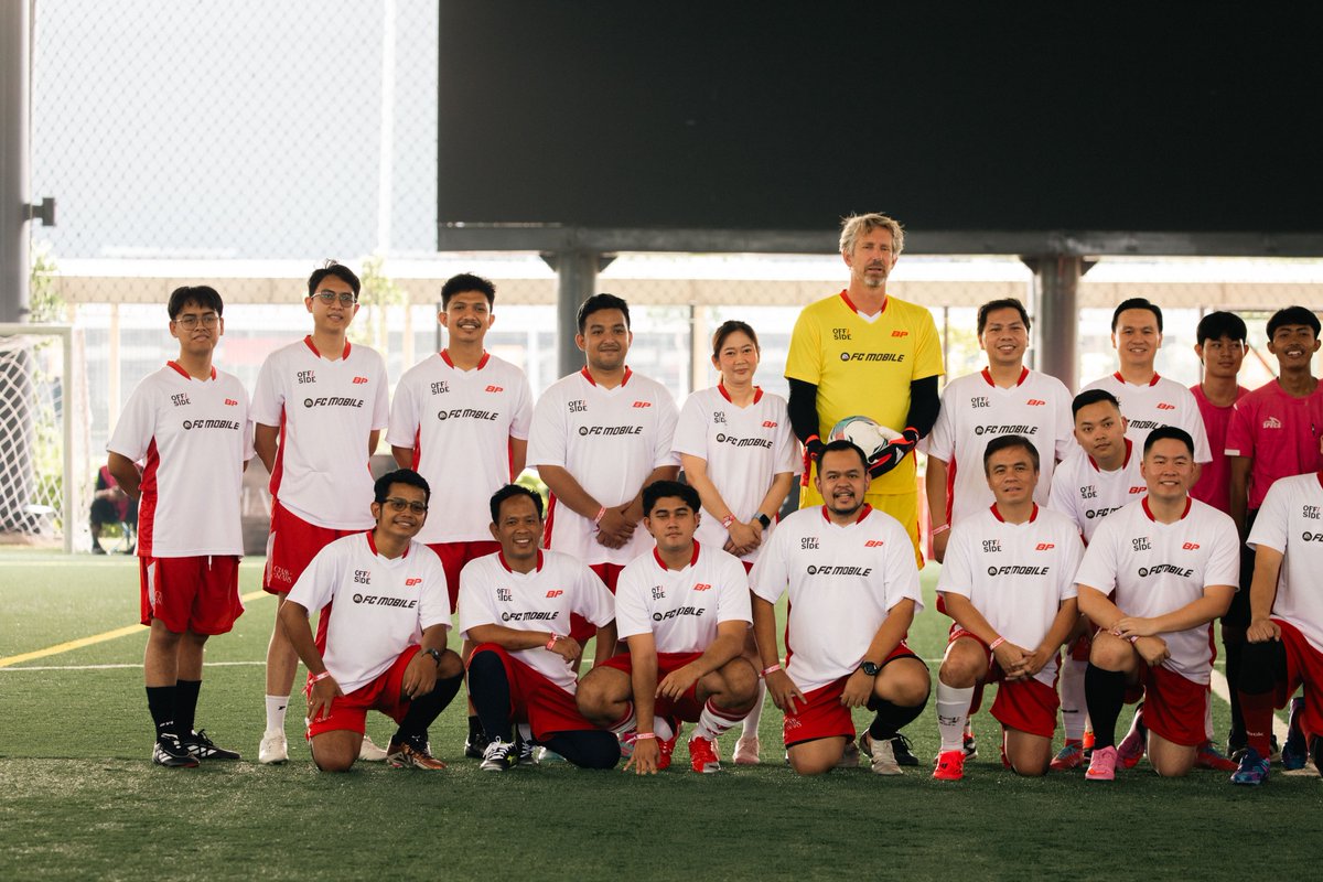 4rn4n's tweet photo. Sama sekali nggak pernah mimpi bisa main bola dalam 1 tim bareng @vdsar1970 ๐ซ
Biasanya kipernya dari teman komunitas & alumni SMA. Hari Minggu lalu kipernya legenda & idola sebagai fans @OnsOranje ๐งก
Thank you for the fun match, @vdsar1970 ๐ฅ๐
#EdwinVanDerSar #VanDerSar #VDS https://t.co/SGl9oaq2df