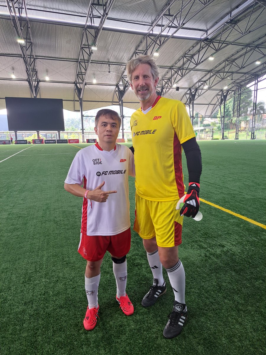 4rn4n's tweet photo. Sama sekali nggak pernah mimpi bisa main bola dalam 1 tim bareng @vdsar1970 ๐ซ
Biasanya kipernya dari teman komunitas & alumni SMA. Hari Minggu lalu kipernya legenda & idola sebagai fans @OnsOranje ๐งก
Thank you for the fun match, @vdsar1970 ๐ฅ๐
#EdwinVanDerSar #VanDerSar #VDS https://t.co/SGl9oaq2df