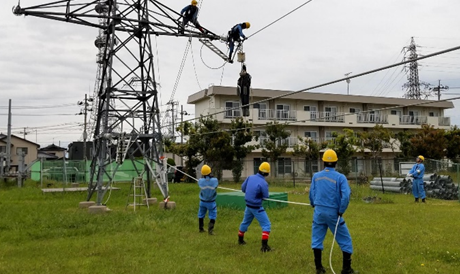 Tohoku_Network's tweet photo. #酒田電力センター と協力会社 は、酒田地区広域行政組合消防本部と合同訓練を実施しました👷‍♂️
鉄塔や送電線での作業中に作業員が動けなくなったとの想定で、救出までの一連の流れを確認しました。
#山形 https://t.co/81VC1HxrXn