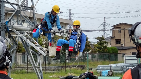 Tohoku_Network's tweet photo. #酒田電力センター と協力会社 は、酒田地区広域行政組合消防本部と合同訓練を実施しました👷‍♂️
鉄塔や送電線での作業中に作業員が動けなくなったとの想定で、救出までの一連の流れを確認しました。
#山形 https://t.co/81VC1HxrXn