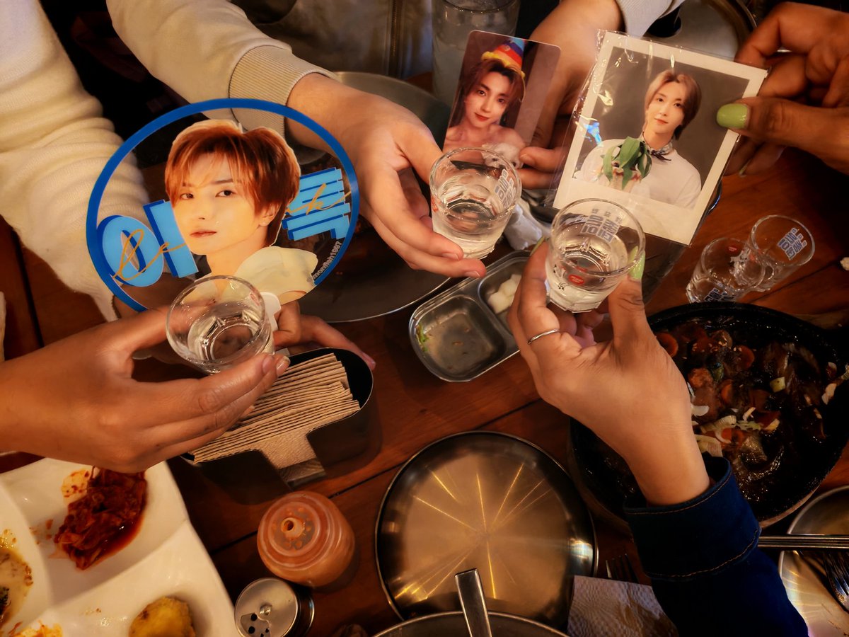 LilinsV's tweet photo. @SJofficial Salud por el cumpleañero!! 🥳🥳🥳

@special1004 ✨️
#HappyLeeteukDay https://t.co/TEVpg60BqN