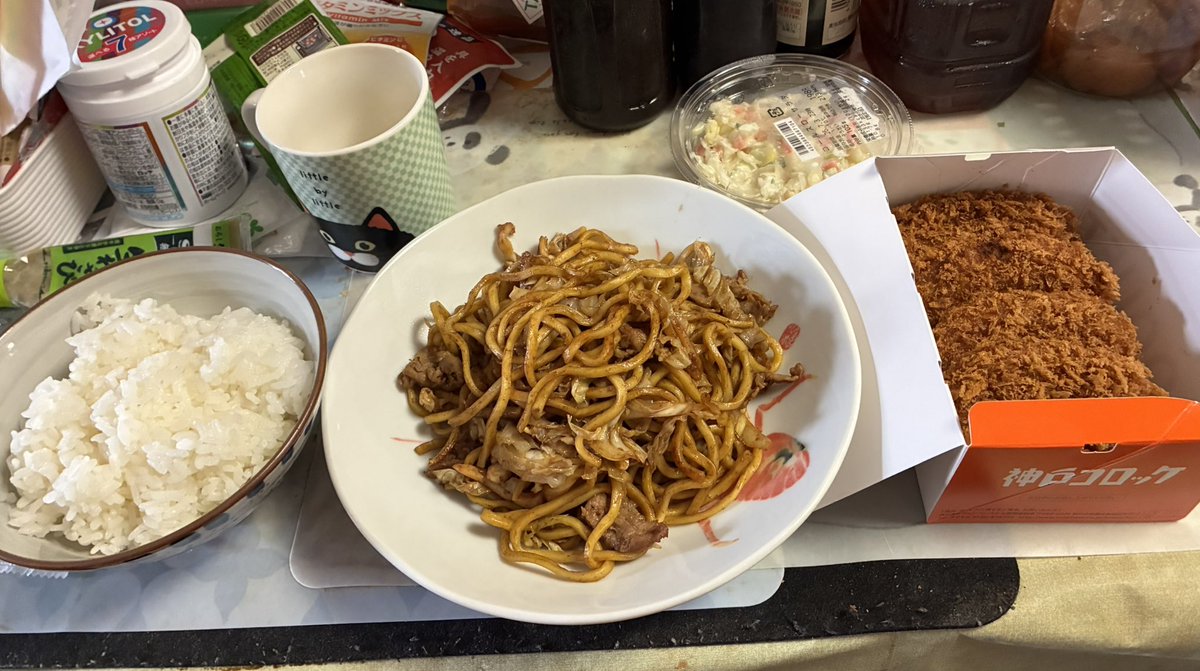 sirohebi_0814's tweet photo. お昼ご飯ˡᵘⁿᶜʰ𓌉◯𓇋
今日は大好き焼きそばとコロッケ(2こ)とコールスローサラダ🤗
最近体調も足も悪くて楽しみ母のお昼ご飯しかない💦
今日は雨で野球中止かもなぁ☔️
とりあえず寝ます😴 https://t.co/y9gkNJitQM