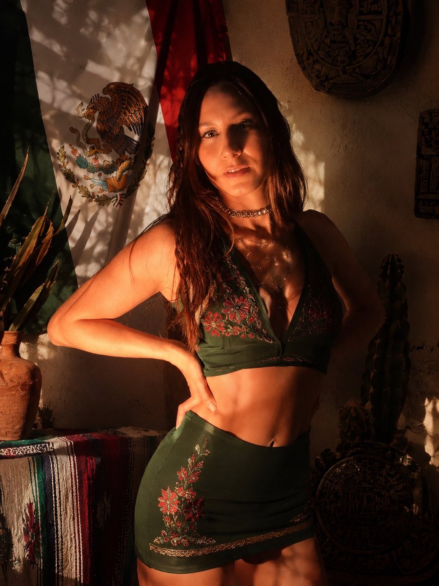 BlackLiliel's tweet photo. Hoy no ganó solo una @seleccionmexico.
Ganó un país entero que nunca deja de creer. 🇲🇽⚽

Entre gritos, nervios y esperanza, México vuelve a demostrar que el corazón también juega.

¡Viva México! ❤️🤍💚 @FIFAcom 

#Mexico #VamosMexico #SeleccionMexicana #OrgulloMexicano https://t.co/YK2rPLVw84