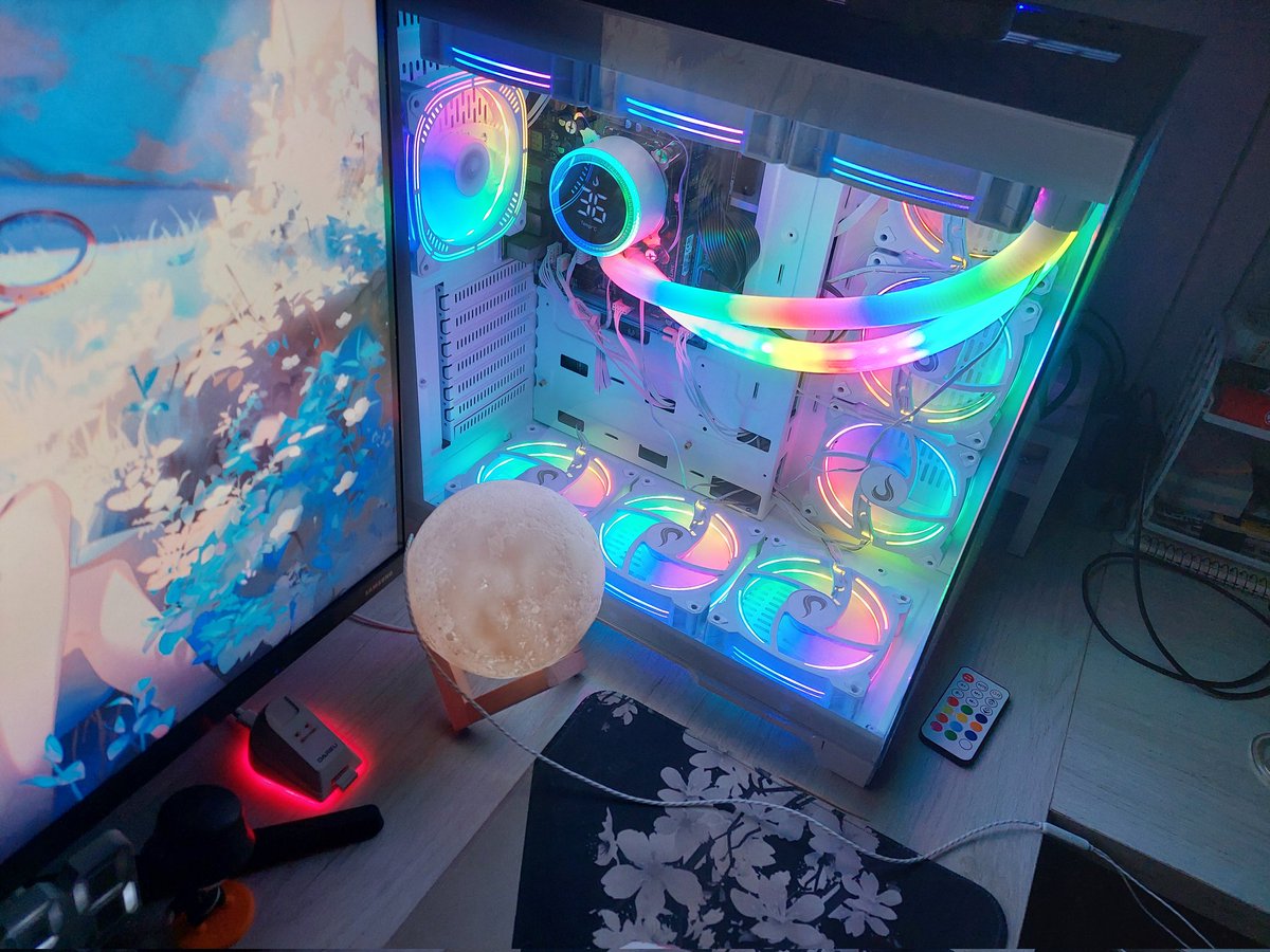Mimistytech's tweet photo. amanhã vou tentar mas assim TENTAR MESMO ajeitar esses cabos, se eu vou conseguir já é outro assunto
#desktop #setup #techtwt #desksetup https://t.co/W51DoR0VHt