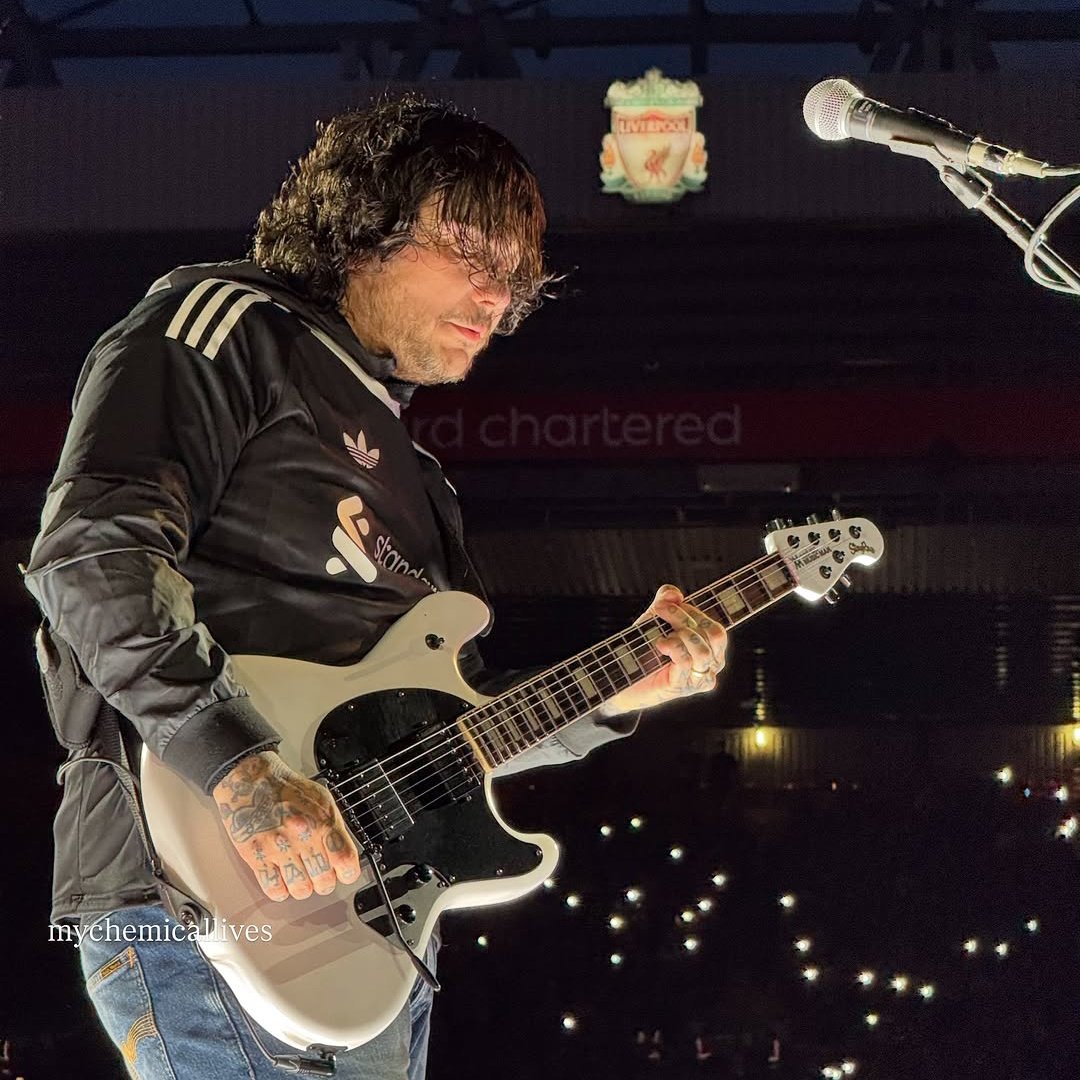 thejurgenholic's tweet photo. Aksi My Chemical Romance di Anfield:

Gerard Way memakai jersey Steven Gerrard dan Frank Iero dengan jersey Alisson. 🎶 https://t.co/XZUuzA8ggD
