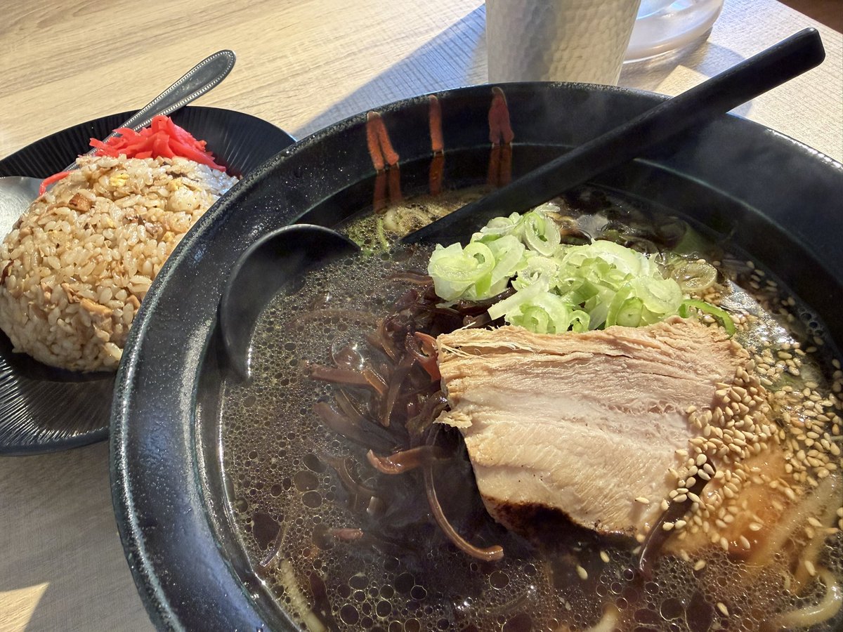 bomac777's tweet photo. 妻が「冷やし中華食べたい」と言うので、一緒にランチへ🚗💨

自分は黒醤油ラーメンとチャーハンを、それぞれハーフ✨✨
妻の冷やし中華も少しもらったけど、これがまた美味しい👍

冷やし中華を食べると、「夏が来たなぁ」って実感しますな

食べる時はしっかり食べて、この夏も元気に楽しむ💪 https://t.co/N50dblDBBS