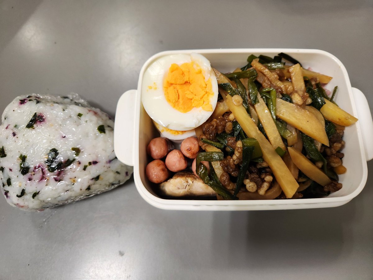 HiBikaji's tweet photo. 水曜日のお弁当｡
朝ゼロから作ったので余裕なくて食べるときに撮影｡
鯖は私の生命線なので､隙間があればとりあえず入れてる｡
#私のお弁当
#自炊記録 https://t.co/pFvgdmUNOF