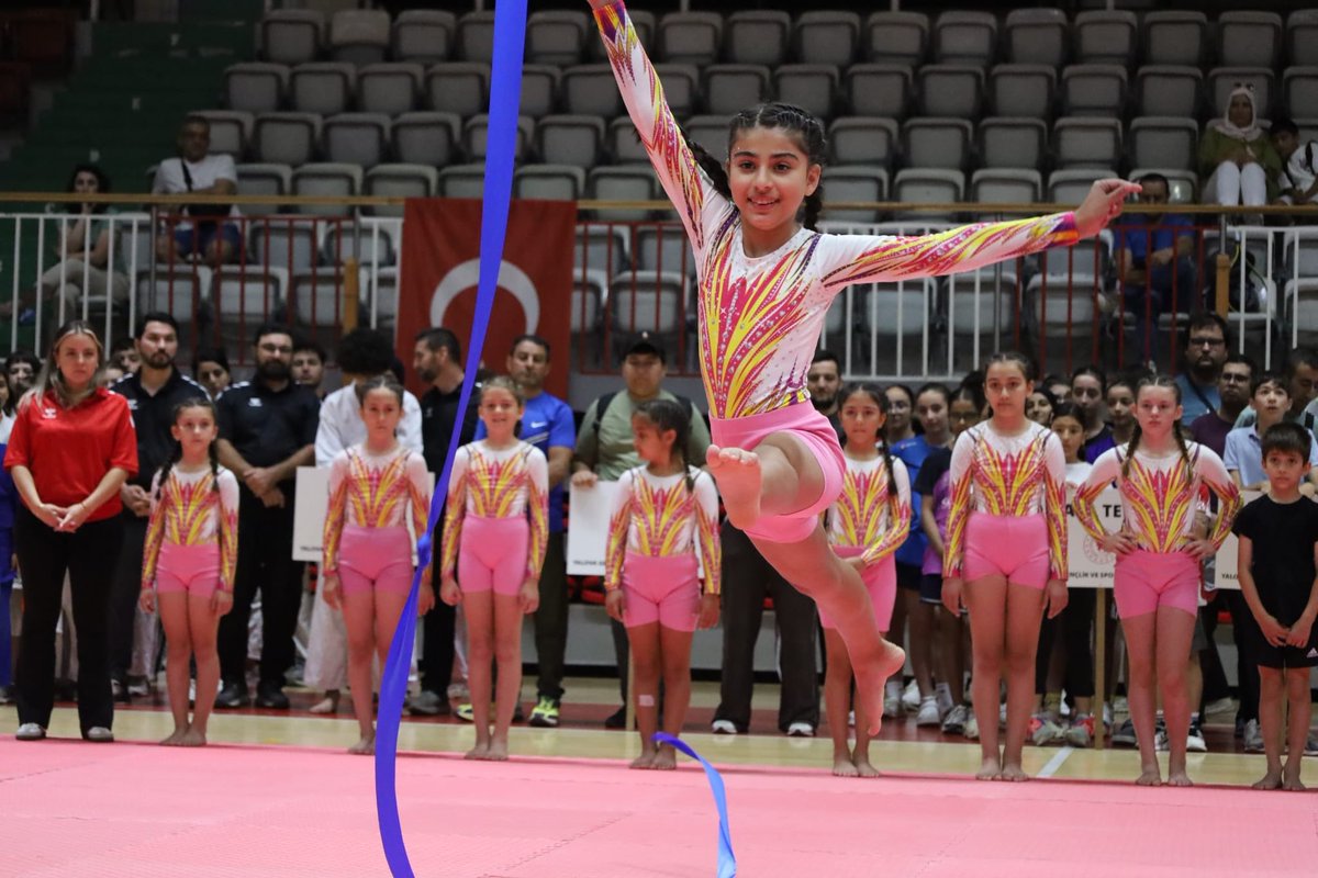GSB_Yalova's tweet photo. Yalova'da Yaz Spor Okulları Coşkuyla Başladı! ☀️🇹🇷
Bakanlığımız Yaz Spor Okulları Açılış Seremonisi, yoğun katılım ve büyük bir heyecanla gerçekleştirildi.

Açılış programında İl Müdürümüz Salih Kılıç'ın konuşmasının ardından birbirinden renkli gösteriler izleyicilerle buluştu. https://t.co/zp7AruzznB