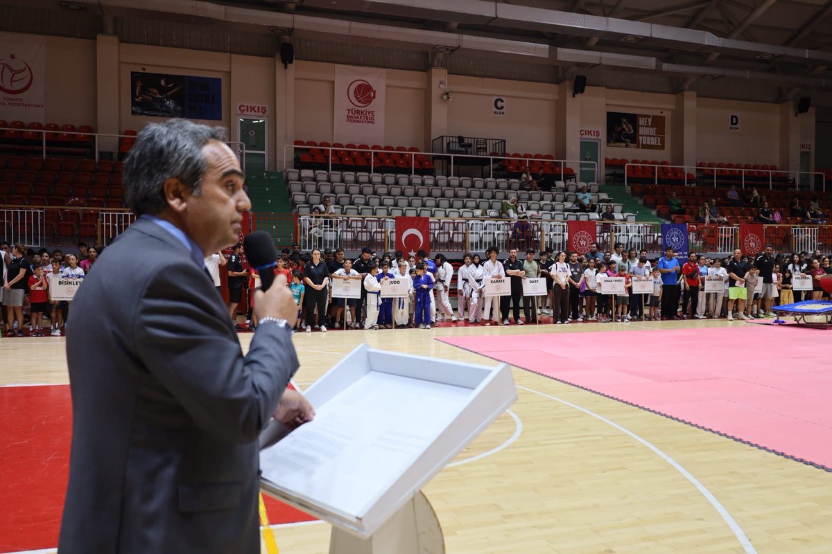 GSB_Yalova's tweet photo. Yalova'da Yaz Spor Okulları Coşkuyla Başladı! ☀️🇹🇷
Bakanlığımız Yaz Spor Okulları Açılış Seremonisi, yoğun katılım ve büyük bir heyecanla gerçekleştirildi.

Açılış programında İl Müdürümüz Salih Kılıç'ın konuşmasının ardından birbirinden renkli gösteriler izleyicilerle buluştu. https://t.co/zp7AruzznB