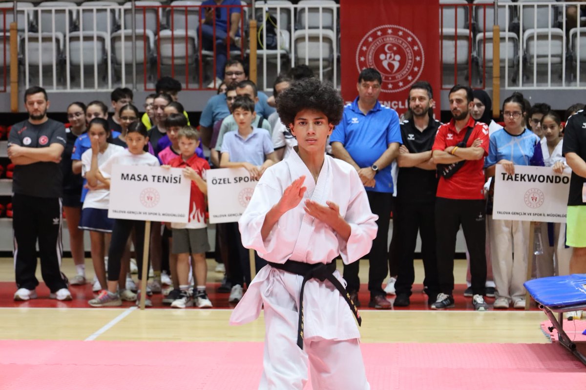 GSB_Yalova's tweet photo. Yalova'da Yaz Spor Okulları Coşkuyla Başladı! ☀️🇹🇷
Bakanlığımız Yaz Spor Okulları Açılış Seremonisi, yoğun katılım ve büyük bir heyecanla gerçekleştirildi.

Açılış programında İl Müdürümüz Salih Kılıç'ın konuşmasının ardından birbirinden renkli gösteriler izleyicilerle buluştu. https://t.co/zp7AruzznB