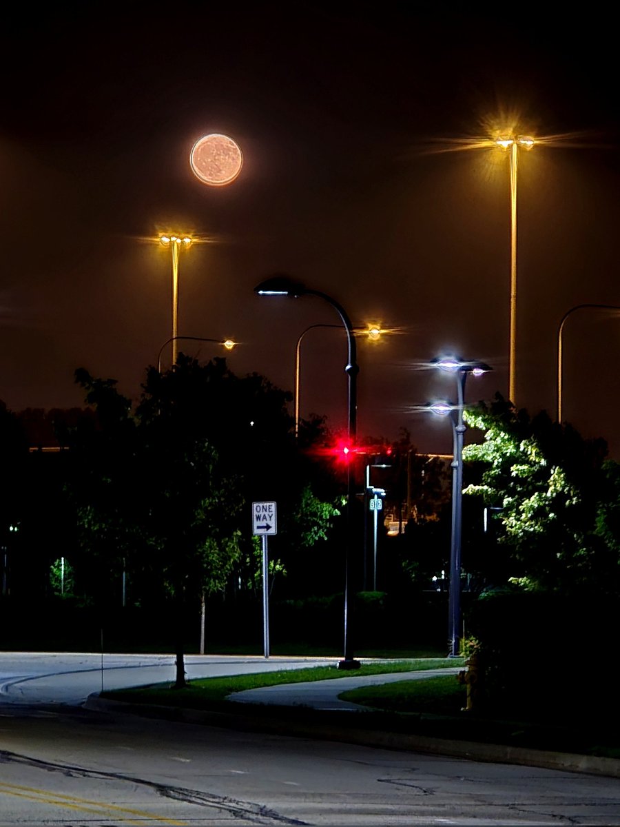 U2_Minnie's tweet photo. Strawberry moon. https://t.co/r16GdFXvP0