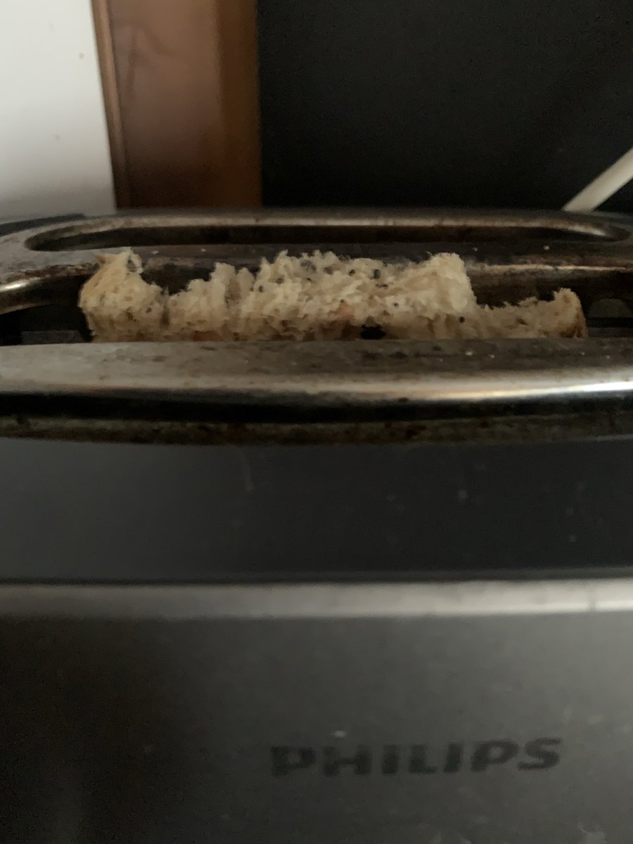 MrsLalupa's tweet photo. 1)Dejo el pan en la tostadora y cuando vuelvo, un fenómeno extraño ha acontecido, porque lo encuentro irregular. 

2)El fenómeno extraño haciéndose la inocente: https://t.co/ULxc1KqBU2