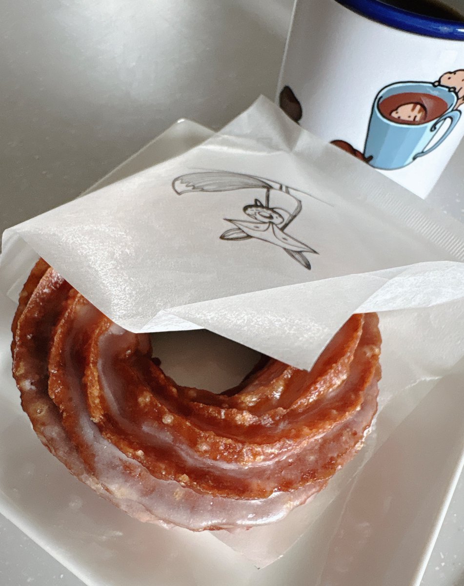 KinNoJason's tweet photo. 見えるかなー　本日のコーデは
UN3️⃣D x UN🦊Donut
#ドーナツの研究
見た目：クルーラー
味：オリジナルグレーズ
食感：いい！クルーラー好き
お店の空気：お店前にはベンチあるけど今日は暑すぎる💦😔ｵﾁｺﾑ https://t.co/JqsAjmL3Tc