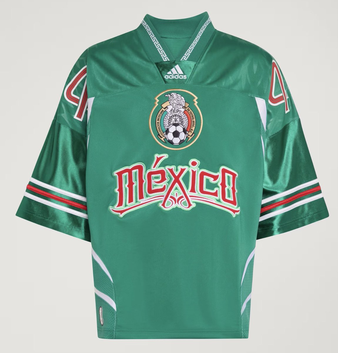 Eduardo9_C's tweet photo. Belinda usando con un total look de Adidas esta noche en el partido de México vs. Ecuador.

Crop top de Adidas x Jeremy Scott, combinado con el jersey Bringback Remixed de Adidas versión falda. ⚽ https://t.co/xWAns5JPEM