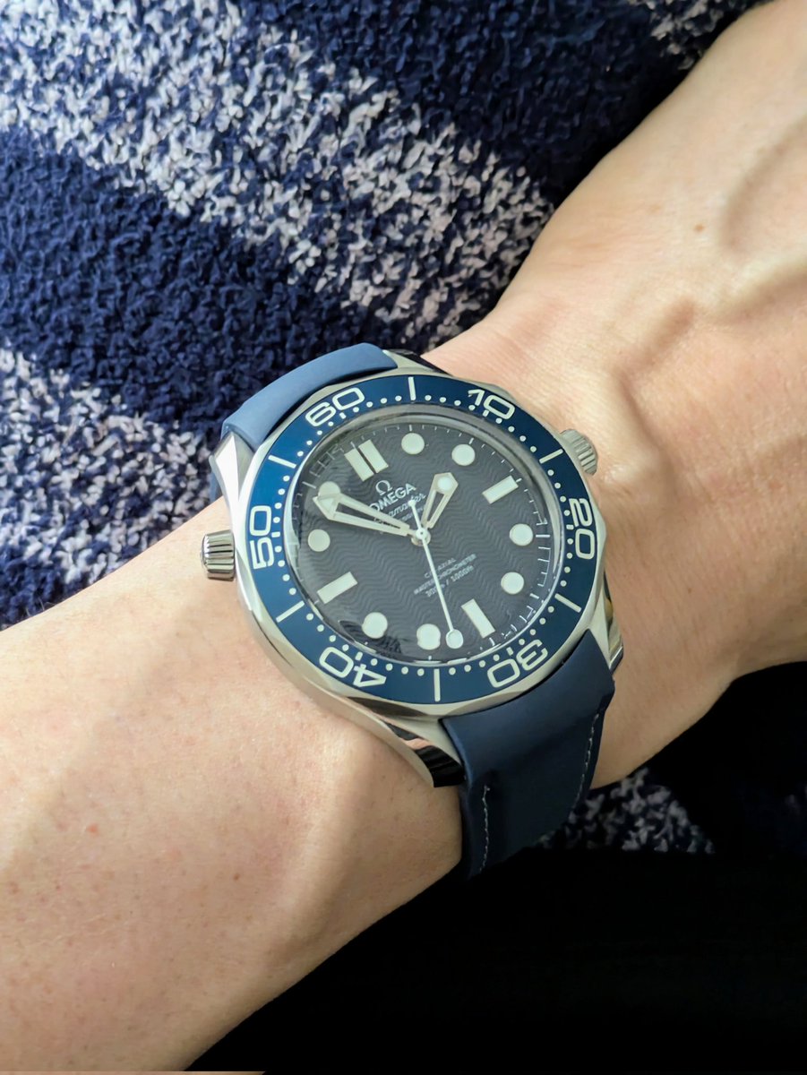 amari6750's tweet photo. OMEGA Seamaster Diver 300M
ボンド映画60周年記念モデル
ラバーベルトに交換😊
この夏活躍してくれそう✨️
#OMEGA https://t.co/Jhw6HxQB9R