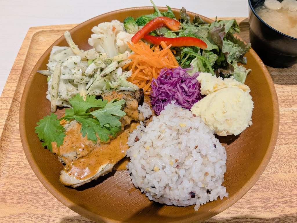 zensanasama's tweet photo. ���日も沢山歩いて好きな物食べて好きな所へ行って家のオクラもろてネイル行った🎶デザインはこれのハートバージョンにしてもろた〜🫶🏻️︎💕キラキラしててかわちぃ（ ◜ω◝ ）🩷 https://t.co/f0VF6oZMNn