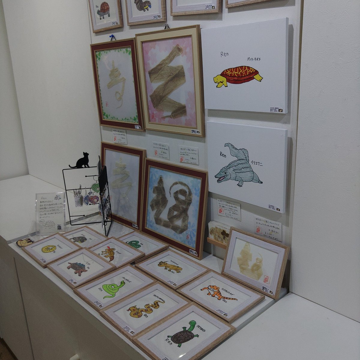 Mano_de_gato's tweet photo. #うろこのすきま10

先程、無事に納品&amp;設営完了✨
置けない分は、保管してもらったので、即売お願いして都度補充しもらえることになりました🤩感謝🙏

Renの描いた可愛い爬虫類達が皆さんの目に留まりますように😺

２軒隣は憧れの推し 八嘴さんでした🎶会期中に写真の鮫ちゃんクリファ販売って！ https://t.co/ovKGfZt3j1