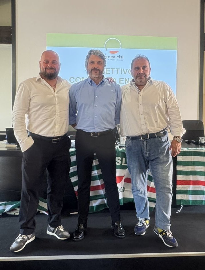 FemcaCISL's tweet photo. 🗳️Eletta la segreteria nazionale #Femca #Cisl del comparto #Energia composta da #RomeoBregata #MaurizioScandurra

🔥💧Il comparto raggruppa le attività di #estrazione, #raffinazione, distribuzione del #petrolio, #gpl, #gas, #acqua e attività minerarie.

🗣️L’impegno del Segretario Nazionale con delega al comparto #Energia #RaffaeleSalvatoni: “Proseguire nel solco tracciato in questi anni, valorizzando l’esperienza dei coordinamenti sindacali in sinergia con i #territori. Un continuo e costante ascolto delle #strutture regionali e territoriali per sviluppare un’azione puntuale e concreta a tutela di iscritti e lavoratori. Lavorare per un  patto per l’energia con istituzioni e associazioni datoriali che metta al centro investimenti pubblici e privati, #formazione mirata e una #transizione controllata, gestita e governata”. 
#essereFemca #essereCisl