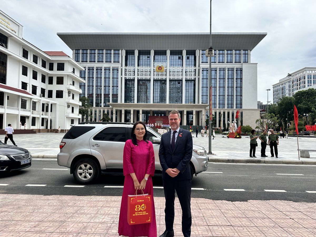 UKinVietnam's tweet photo. British Deputy Ambassador Alex Strugnell attended the Viet Nam People’s Security Academy’s 80th anniversary celebration.

The UK looks forward to deepening cooperation with Viet Nam through training, expertise-sharing and tackling future security and defence challenges together. https://t.co/3kQt00n4SZ