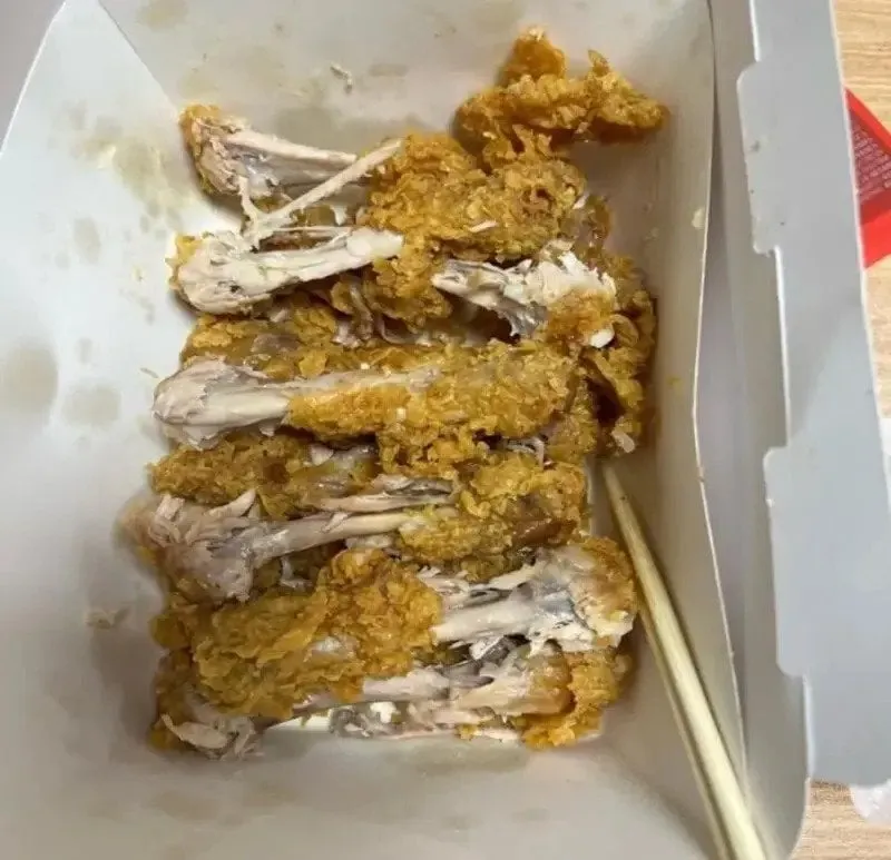 BlackSandStocks's tweet photo. 치킨 먹을때 이렇게 먹는사람???

우리 와이프...

저렇게 남기면 내가 싹 발라먹음.... https://t.co/lciAYtW6Ul