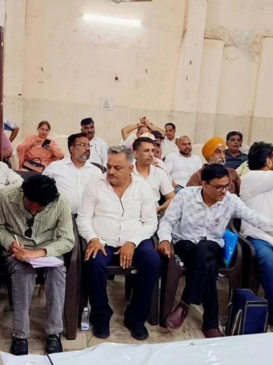 SurenderK_INC's tweet photo. आज उत्तर पश्चिमी लोकसभा प्रभारी के रूप में भाई अमनदीप सिंह सुदान जी‌ की अध्यक्षता में तिलक नगर विधानसभा की मीटिंग में सम्मिलित हुआ व संगठन विस्तार के बारे में सभी को निर्देश दिये । मेरे साथ इस‌ मीटिंग में भाई धर्मपाल चंदेला जी भी मौजूद रहे ।। @INCDelhi @devendrayadvinc https://t.co/cdcYLgVXSu
