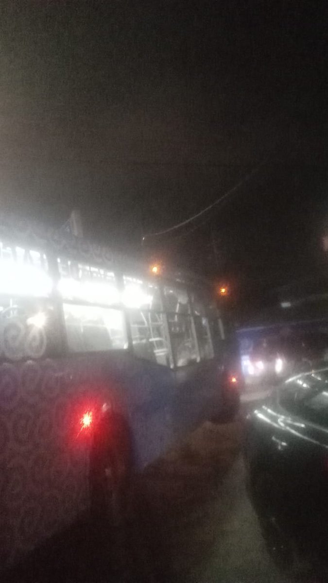 PoderAG_MID's tweet photo. Gracias a una celebración NO INDISPENSABLE y por 🚘 mal estacionados el 🚍 de la Ruta 64 Gran Plaza-Montejo NO puede pasar porque hay 🚘 en intersecciones y a menos de 15 metros... @sspyuc OMISA para retirar e infraccionar. C. 28 x 21 Col. Itzimná... https://t.co/Sa31fgE4kt