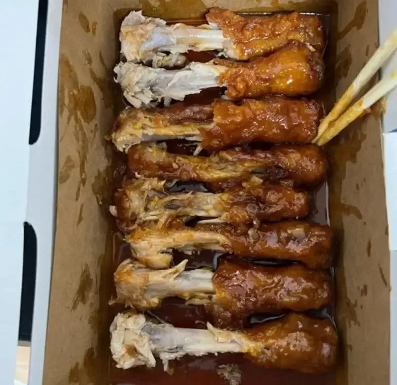 BlackSandStocks's tweet photo. 치킨 먹을때 이렇게 먹는사람???

우리 와이프...

저렇게 남기면 내가 싹 발라먹음.... https://t.co/lciAYtW6Ul