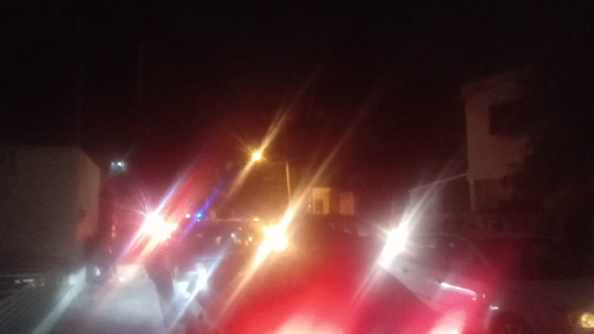 PoderAG_MID's tweet photo. Gracias a una celebración NO INDISPENSABLE y por 🚘 mal estacionados el 🚍 de la Ruta 64 Gran Plaza-Montejo NO puede pasar porque hay 🚘 en intersecciones y a menos de 15 metros... @sspyuc OMISA para retirar e infraccionar. C. 28 x 21 Col. Itzimná... https://t.co/Sa31fgE4kt