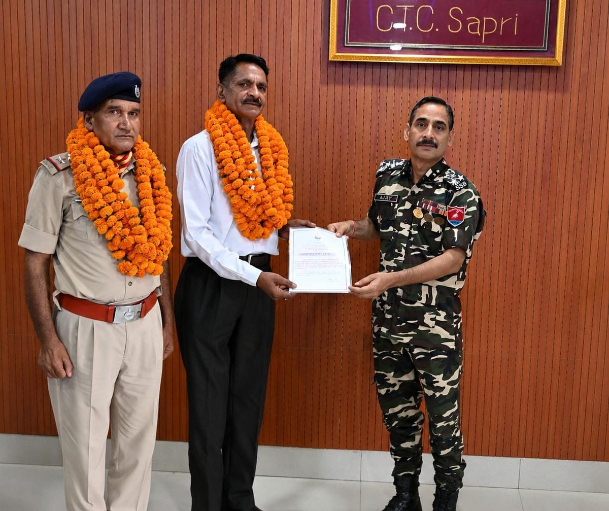 SSBCTCSAPRI's tweet photo. दिनांक 30.06.26 को CTC सपड़ी में उप निरीक्षक(सा.) श्री विपन कुमार शर्मा एवं श्री प्रकाश चन्द के सम्मान में गरिमामय सेवानिवृत्ति समारोह आयोजित किया गया। इस अवसर पर उनकी उत्कृष्ट, समर्पित एवं अनुकरणीय सेवाओं का सम्मान करते हुए प्रशस्ति-पत्र,स्मृति-चिह्न एवं शुभकामनाएँ प्रदान दी गईं https://t.co/6TWZ1Fp44U