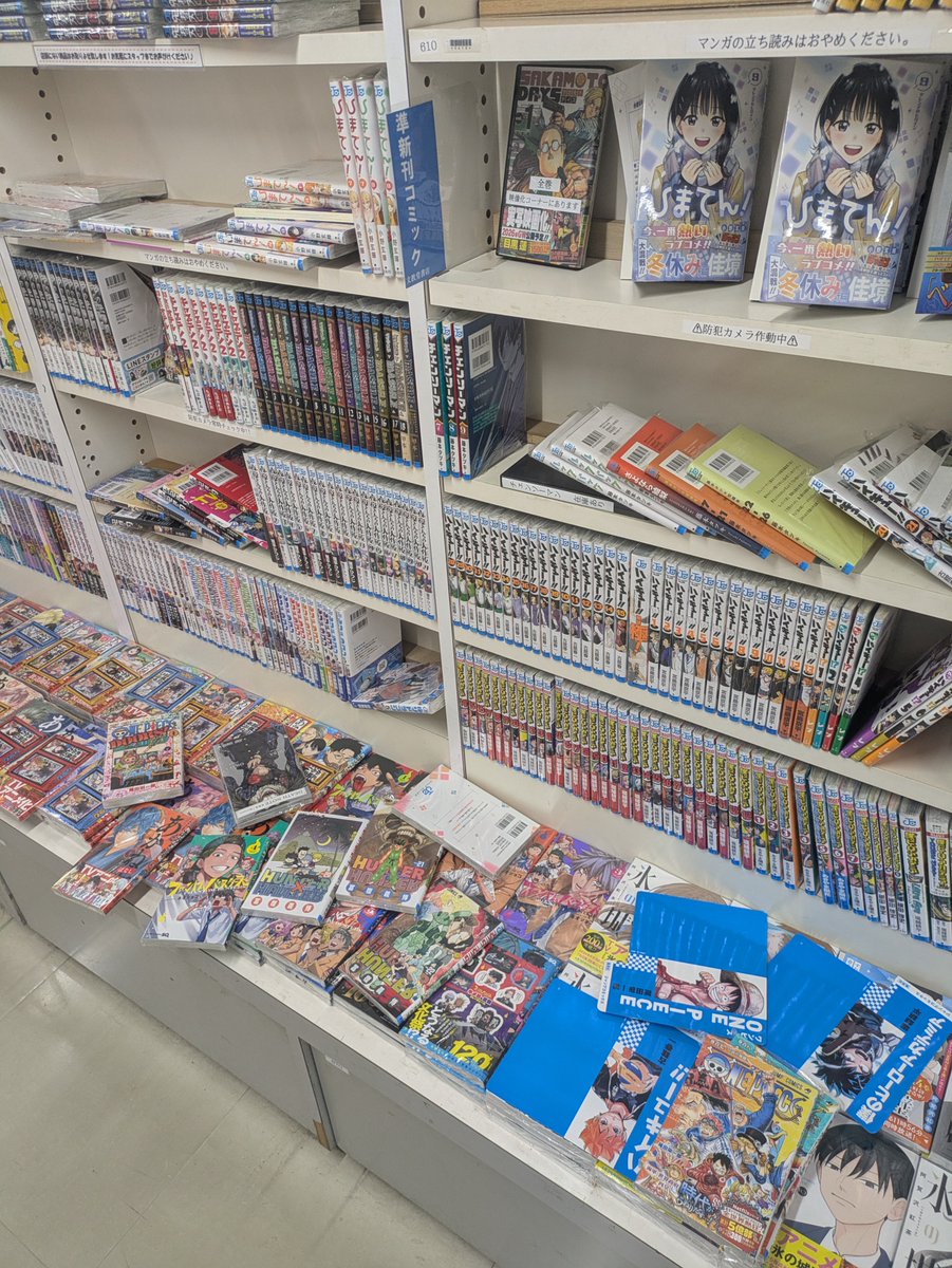 AhWb1HJ2M6U5Mpz's tweet photo. ナツコミで、恐らく配布条件を知らずに大量に本を持ってレジ前に行った5人の外国人私の前に並んでましたが…
レジ前のPopのお1人様1枚限定と書かれたのを見て本をぶん投げてたよ💦
流石にムカついて💢 本があった所に戻してこいと言ってやったわ(^_^;)
店員さんも一応ガツンと言うべき！

#ナツコミ https://t.co/4IA8WmEFn0