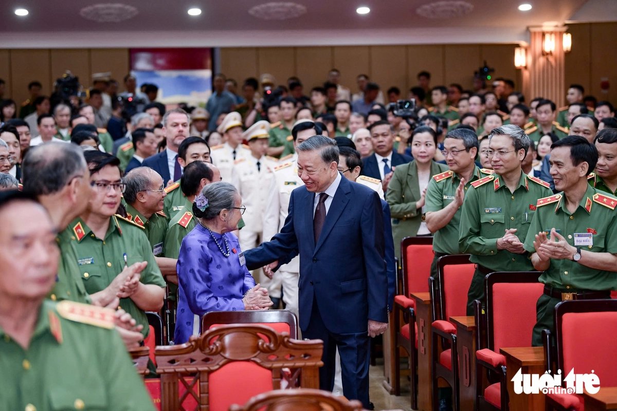 UKinVietnam's tweet photo. British Deputy Ambassador Alex Strugnell attended the Viet Nam People’s Security Academy’s 80th anniversary celebration.

The UK looks forward to deepening cooperation with Viet Nam through training, expertise-sharing and tackling future security and defence challenges together. https://t.co/3kQt00n4SZ