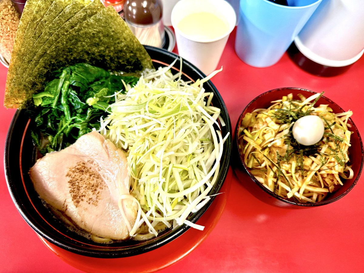 funk19710121's tweet photo. 熊本市上水前寺にある家系ラーメンの【二代目すずき家　愛】に行ってきた。お昼時の混み合う時間を避けて遅めに行くと、チャーシュー麺は売り切れ。しょうゆのネギラーメンと小ネギ丼をオーダー。
近隣の提携コインパーキングの駐車証明書を提示するとトッピングが１つ無料なのは有難いサービス😋 https://t.co/lMpTyklfmS