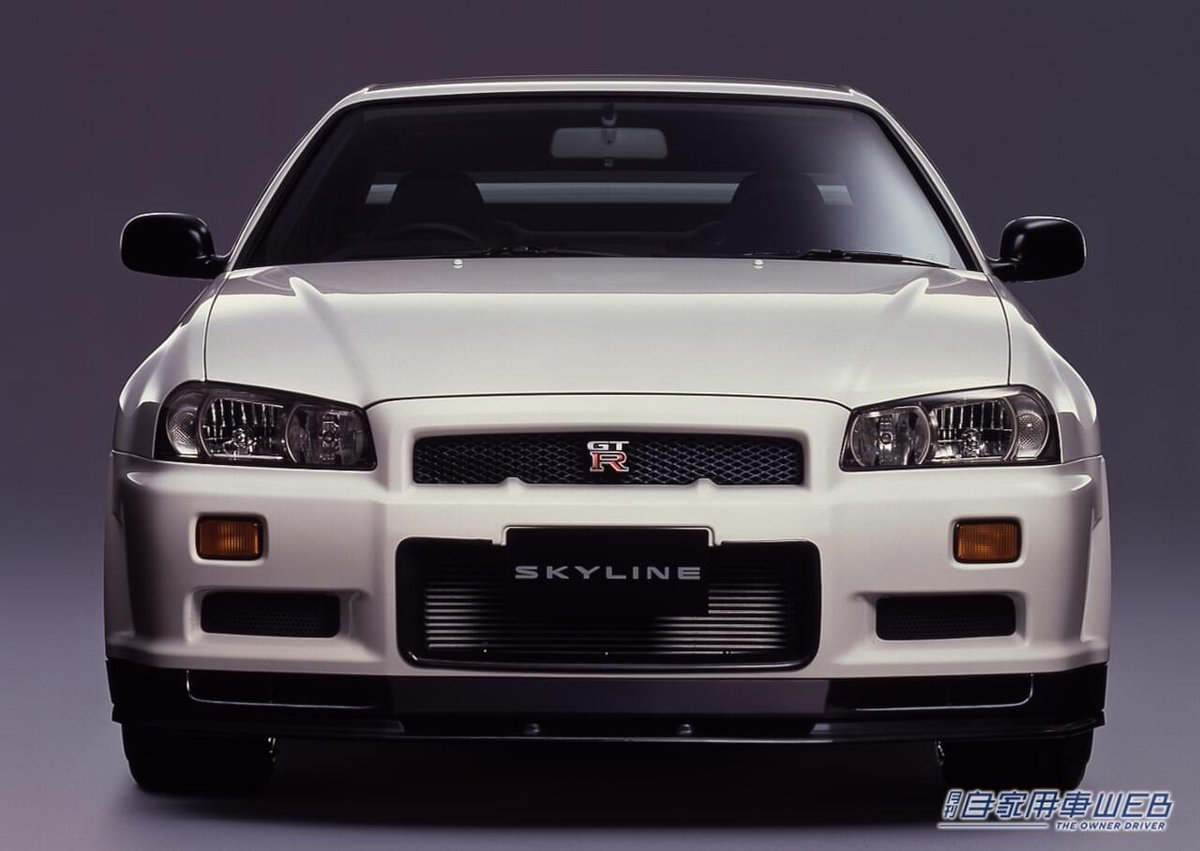 jikayosha's tweet photo. 【 27年前の車が、今では8,000万円…。 】

「いつか買える」と思っていた憧れの一台が、気づけば現実離れした存在になっていました。

海外からの需要や投機対象としての注目もあり、価格が高騰を続ける「R34型スカイラインGT-R」。

本当に乗りたい方よりも、資産価値を求める動きが目立つようになり、日本のファンにとっては簡単に手が届かない状況になりつつあります。

それでも、多くの方を惹きつけ続けるR34型スカイラインGT-Rとはどのようなモデルなのでしょうか？
「実際、買いか否か」などを考察してみました。

詳細はこちら👇
https://t.co/fcTm9MkGAj

#スカイラインGTR #旧車