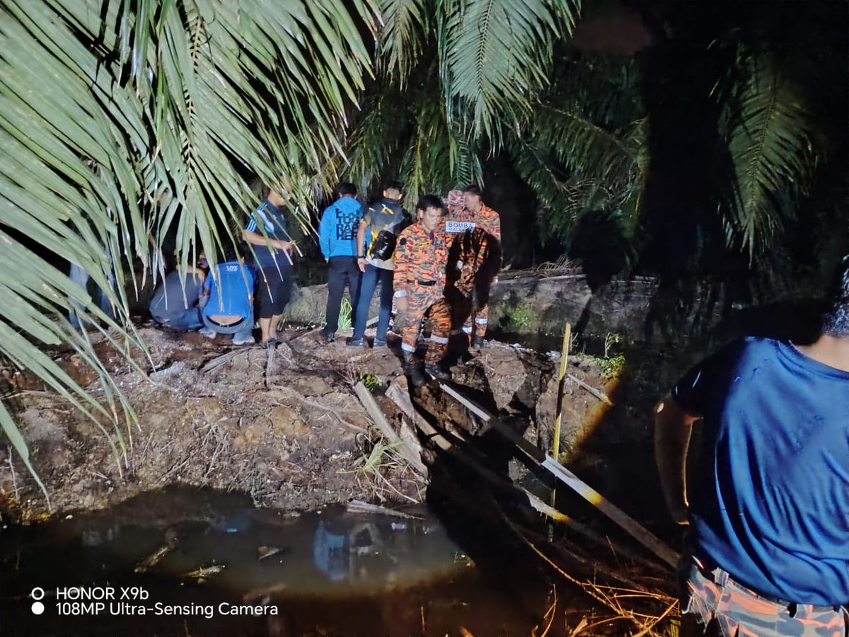 SinarOnline's tweet photo. Kanak-kanak OKU hilang ditemui meninggal dunia di kebun sawit

Bapa mangsa menyedari kehilangan anaknya selepas mendapati kanak-kanak itu tiada di dalam rumah.

#sinarharian #OKU #oranghilang https://t.co/HvCkN9XklC